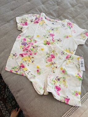 GAP White Girls Floral Short Set with Pink & Yellow Blooms